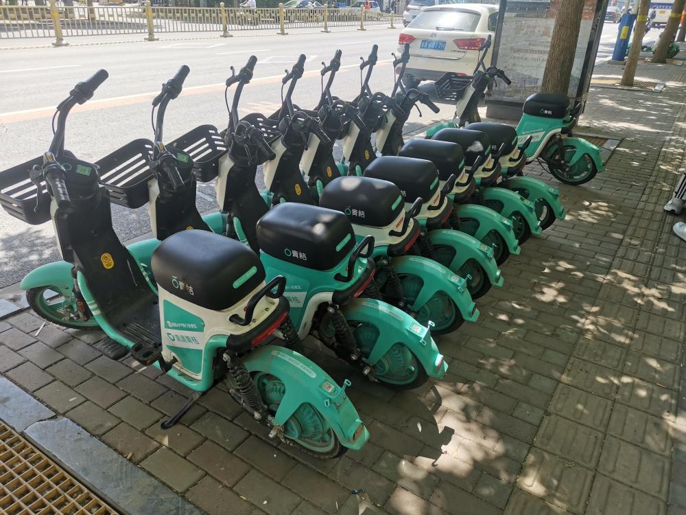 共享單車排好隊(duì) 城管助力換新顏